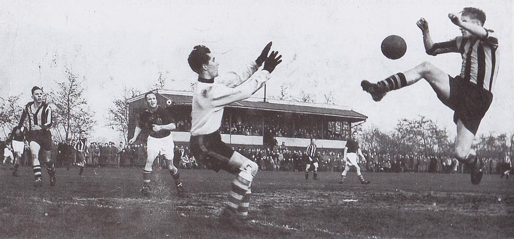 Een spelmoment uit de kampioenswedstrijd van Veendam tegen FVV in 1953