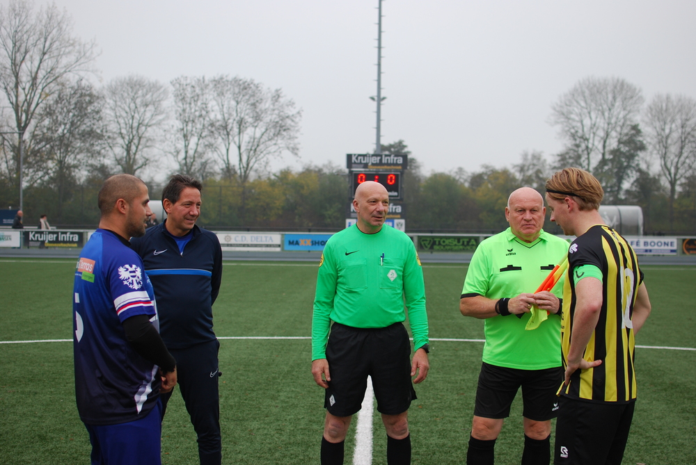 Scheidsrechter luistert