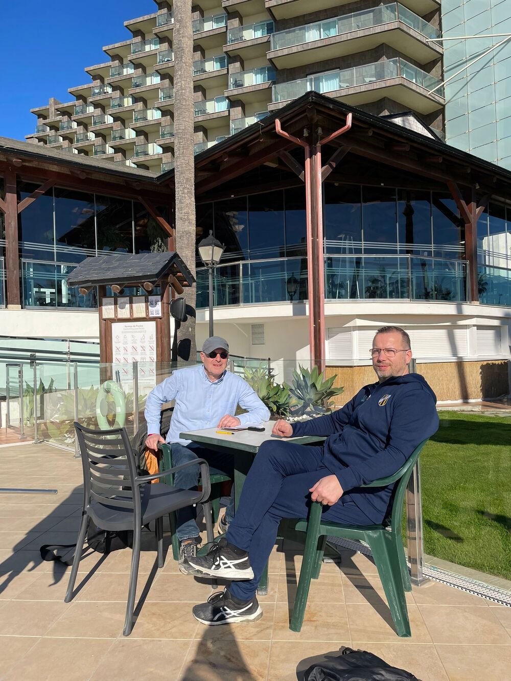 Interview aan zwembadrand