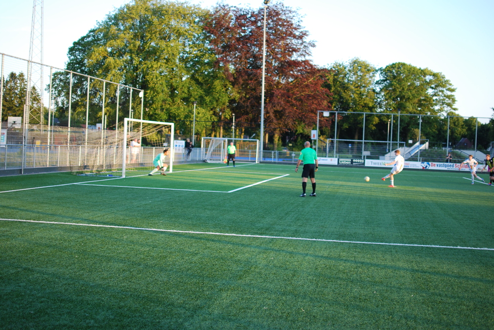 Veendam-doelman stopt penalty.